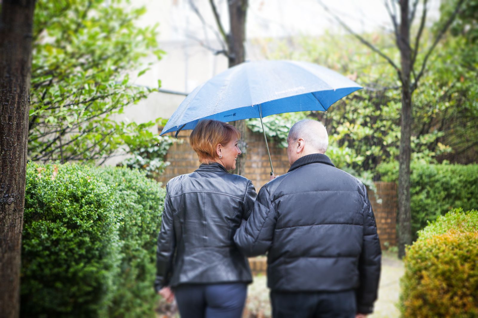Betreuerin und Patient spazieren gemeinsam