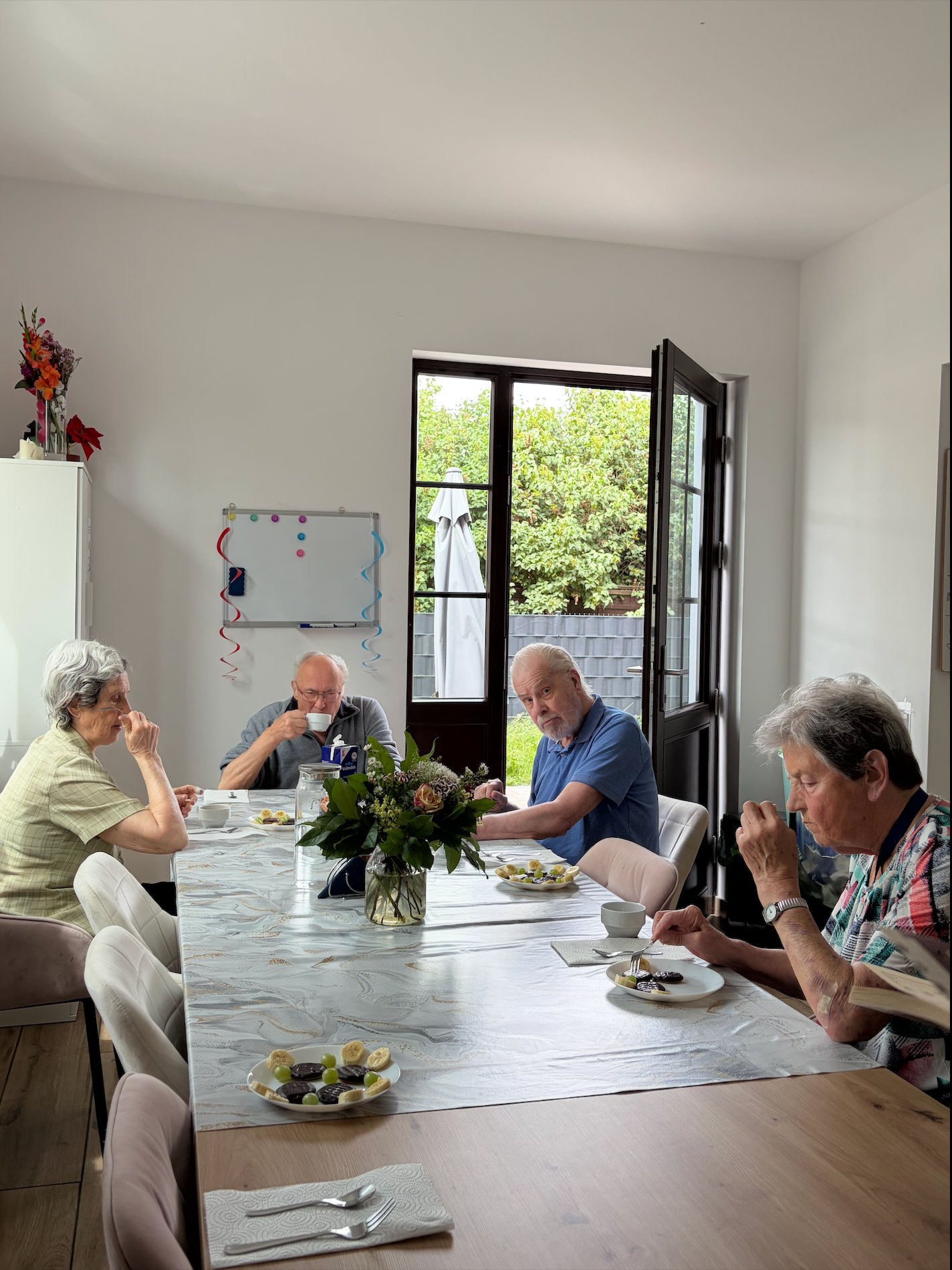 WG Bohnsdorf Bewohner beim gemeinsamen Frühstück
